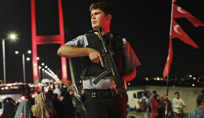 Một cảnh sát Thổ Nhĩ Kỳ đang làm nhiệm vụ ở Istanbul hôm 21-7 - Ảnh: AP