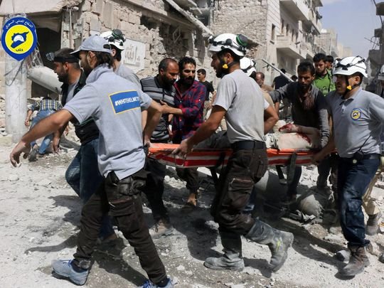 Các nhân viên cứu hộ của tổ chức Mũ bảo hiểm trắng đang khẩn trương ứng cứu các nạn nhân sau loạt không kích tại miền đông Aleppo, Syria - Ảnh: AP