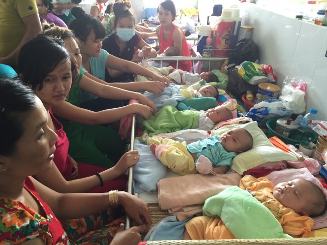 Trẻ em mắc bệnh hô hấp phải nằm 5 bé trên một giường bệnh ở Bệnh viện Nhi Đồng 1 Ảnh: THÙY DƯƠNG