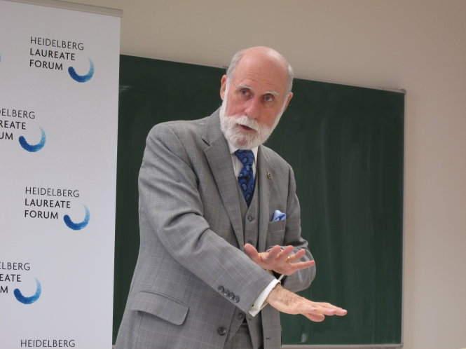 Giáo sư Vinton Gray Cerf đang chia sẻ câu chuyện về Internet và các công nghệ mới tại diễn đàn Heidelberg - Ảnh: CÔNG NHẬT