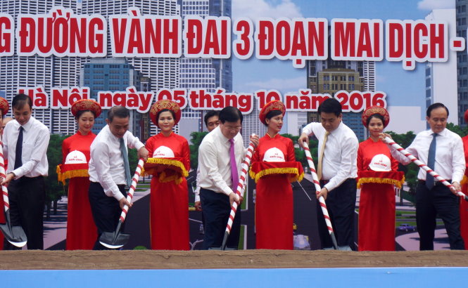 Phó Thủ tướng Trịnh Đình Dũng cùng lãnh đạo các bộ ngành và Hà Nội thực hiện nghi thức khởi công mở rộng đường vành đai 3 đoạn Mai Dịch - cầu Thăng Long - Ảnh: T. PHÙNG