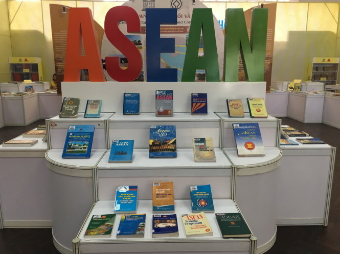 Khu trưng bày sách Hà Nội với các nước ASEAN - Ảnh: V.V.TUÂN