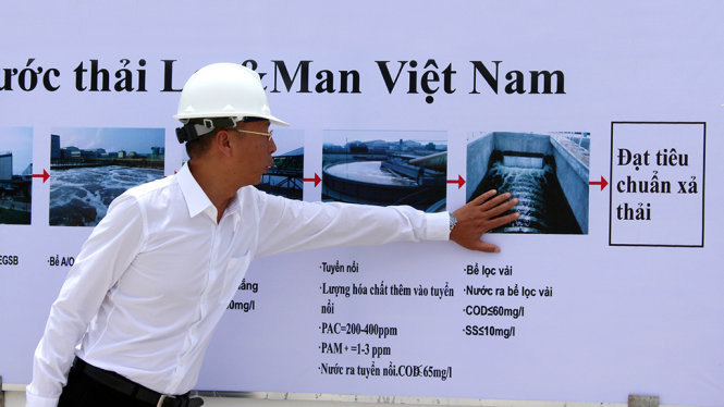 Dự án nhà máy giấy Lee & Man Việt Nam ở Hậu Giang chỉ lấy ý kiến của 20 hộ dân. Trong ảnh: ông Chung Wai Fu, tổng giám đốc Lee & Man Việt Nam, giới thiệu hệ thống xả thải của nhà máy - Ảnh: T.Trình