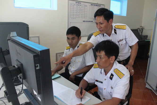 Chính trị viên Lê Văn Chiên huấn luyện chiến sĩ radar mới quan sát và phân biệt các mục tiêu bằng khí tài quang học - Ảnh: MY LĂNG