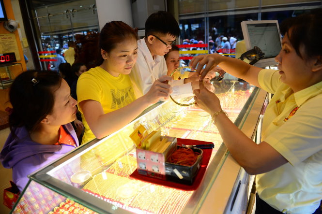 Giao dịch vàng tại một cửa hàng trên đường Vũ Tùng, Q.Bình Thạnh, TP.HCM chiều 5-10 - Ảnh: QUANG ĐỊNH