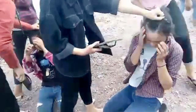 Cảnh nhóm nữ sinh Trường THCS Quỳnh Long đánh hội đồng ba nữ sinh gây phẫn nộ dư luận - Ảnh: DOÃN HÒA cắt từ clip
