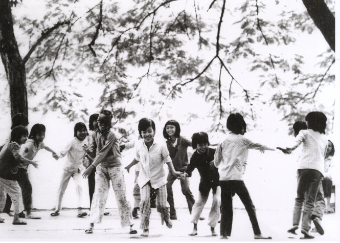 Những đứa trẻ bên hồ Gươm ngày giải phóng thủ đô