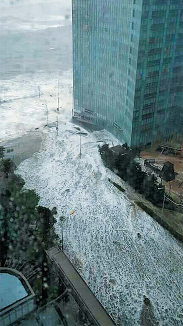 Sóng biển tràn qua một khu chung cư ở Busan - Ảnh: Chosun