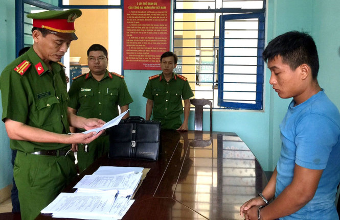 Cơ quan cảnh sát điều tra công an Đà Nẵng tống đạt quyết định khởi tố đối với Phạm Văn Khanh - Ảnh: Đ.C