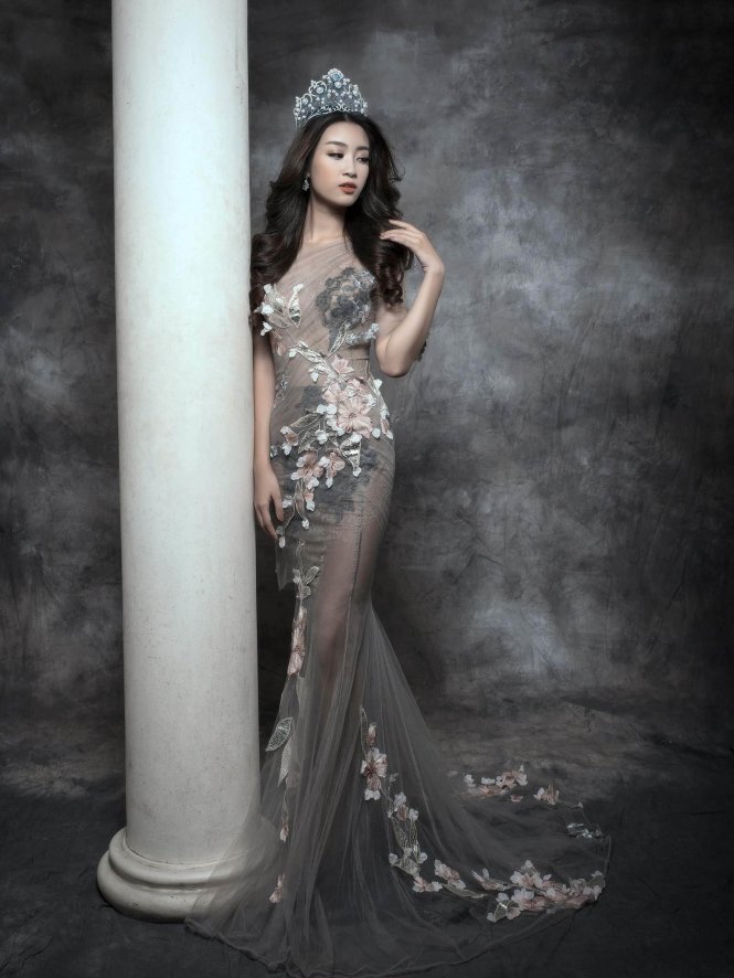 Hoa hậu Mỹ Linh giới thiệu váy dạ hội tôn vóc dáng - Tuổi Trẻ Online