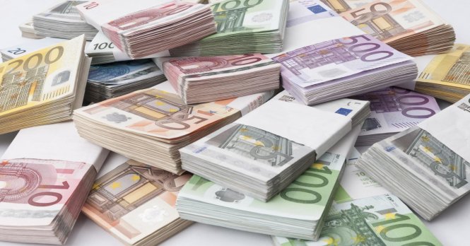 Ba người đã nhét vào ruột số tiền lên đến 390000 euro - Ảnh: CNBC