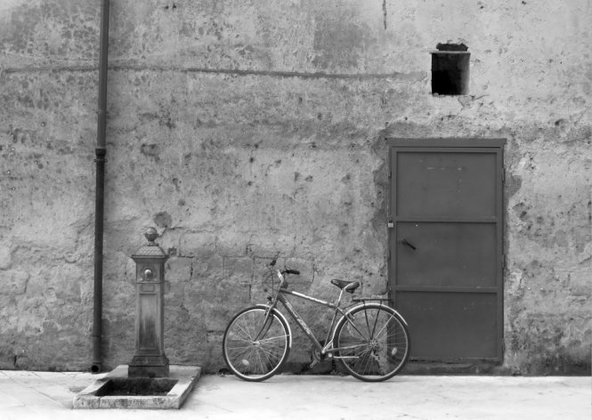 Xe đạp trên phố cổ - Ảnh: KIM NGÂN