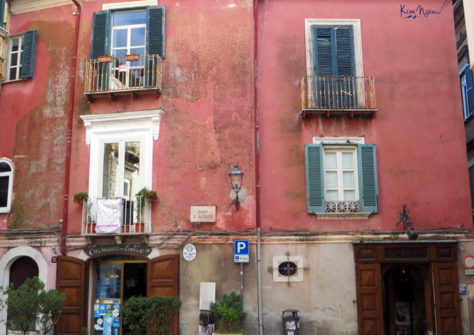 Những ô cửa sổ đầy sắc màu đặc trưng nước Ý - Ảnh: KIM NGÂN