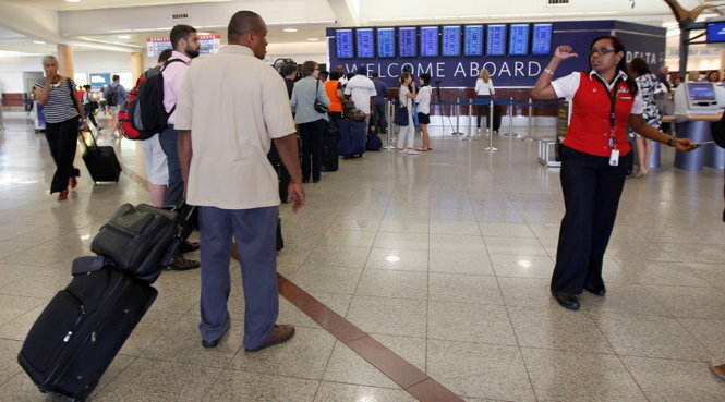 Hai hành khách đã nộp đơn khiếu nại Hawaiian Airlines vì bắt hành khách cân trước khi lên máy bay - Ảnh: REUTERS