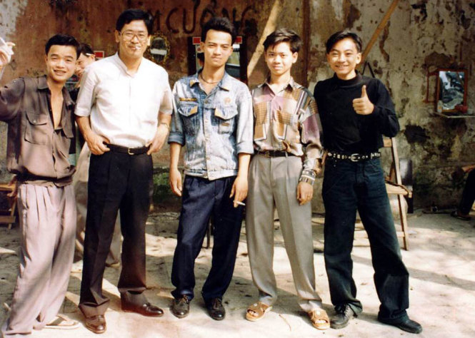 Chàng thanh niên Hiroshi Fukada (thứ 2 từ trái sang) chụp hình với mấy anh thợ cắt tóc ở Hà Nội thập niên 1990. Ảnh: tư liệu