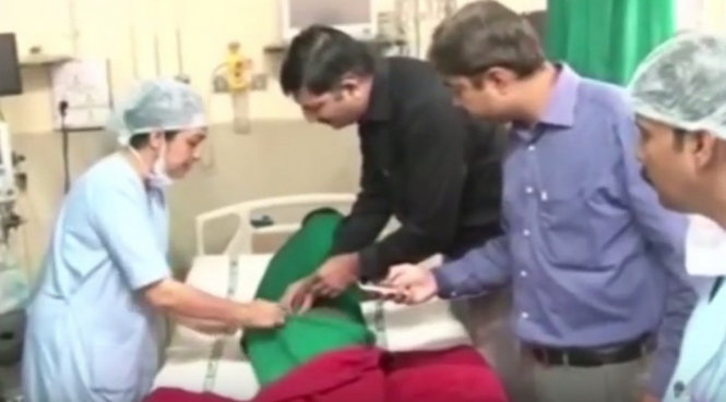 Các bác sĩ đang chuẩn bị phẫu thuật cắt đuôi cho bệnh nhân - Ảnh chụp từ clip