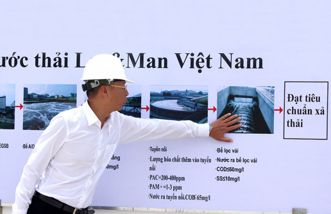 Dự án nhà máy giấy Lee & Man Việt Nam ở Hậu Giang chỉ lấy ý kiến của 20 hộ dân. Trong ảnh: ông Chung Wai Fu, tổng giám đốc Lee & Man Việt Nam, giới thiệu hệ thống xả thải của nhà máy - Ảnh: T.Trình