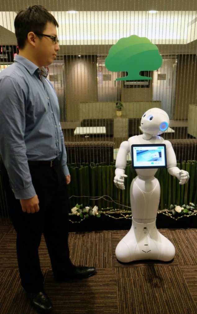 Cathay Life nói robot Pepper sẽ hỗ trợ chứ không thay thế các nhân viên của họ - Ảnh: AFP