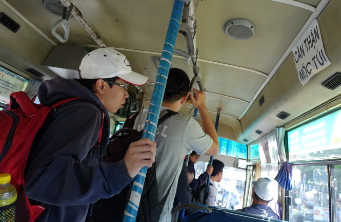 Xe buýt số 8 chạy tuyến đường bến xe Q.8 - Đại học Quốc gia TP.HCM dán nhắc nhở hành khách cảnh giác “Cẩn thận móc túi” - Ảnh: NGUYỄN CÔNG THÀNH