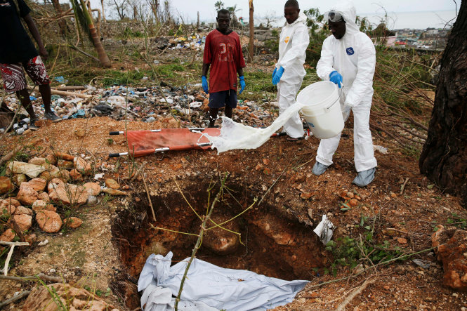 Các nhân viên cứu hộ mai táng hai thi thể người thiệt mạng vì bão Matthew ở Jeremie, Haiti - Ảnh: Reuters