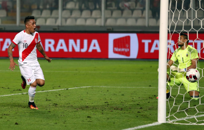 Christian Cueva ghi bàn gỡ hòa 2-2 cho Peru trên chấm 11m. Ảnh: REUTERS