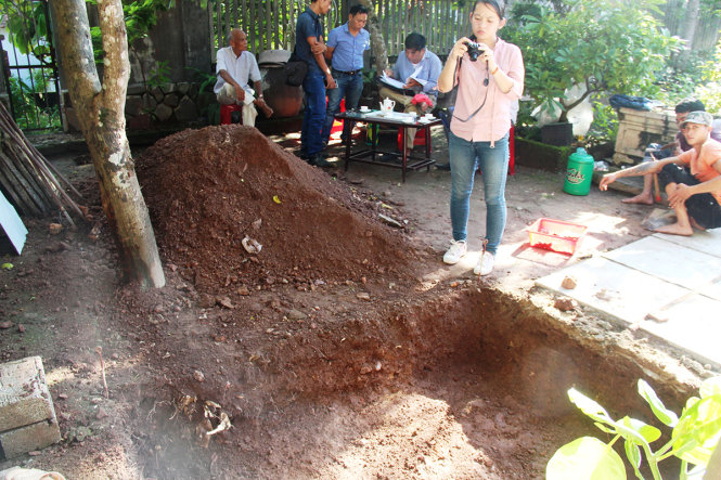 Một hố thăm dò dấu vết lăng mộ vua Quang Trung được mở tại vườn nhà ông Nguyễn Hữu Oánh - Ảnh: MINH AN