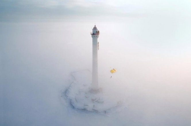 Các VĐV nhảy dù từ ngọn hải đăng cao 40m ở Saint Petersburg, Nga,