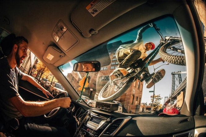 VĐV xe đạp nhìn từ cửa kính ô tô ở Brooklyn, New York, Mỹ