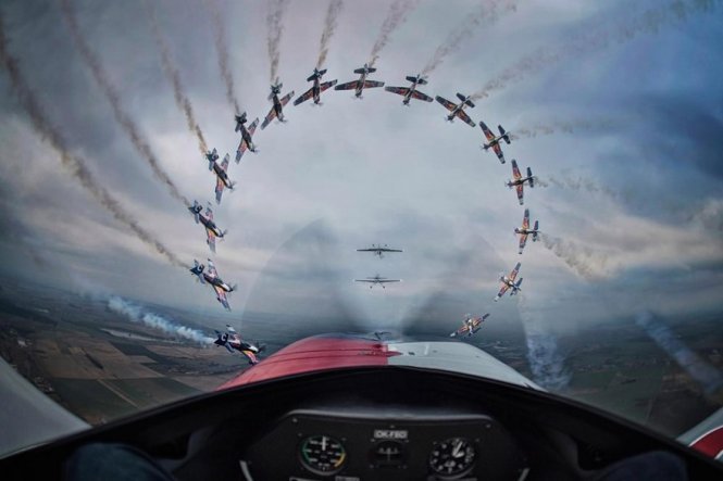 Máy bay trình diễn nhìn từ buồng lái một phi công ở Jaromer, Cộng hòa Séc
