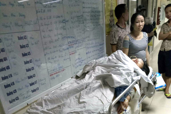 Nạn nhân đang được điều trị tại bệnh viện Việt Đức - Ảnh: Người nhà nạn nhân cung cấp
