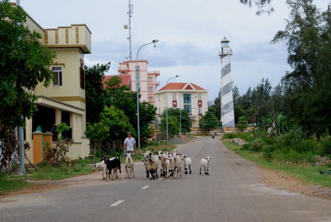 Sau 13 năm quy hoạch, khu du lịch Cửa Tùng mới chỉ được đầu tư đúng một đoạn đường dài 300 mét.  Ảnh: Quốc Nam