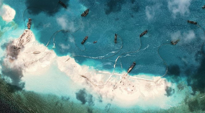 Các tàu nạo vét của Trung Quốc hoạt động tại đá Vành Khăn thuộc quần đảo Trường Sa. Nhìn từ trên cao, chúng như đám quái vật với cái vòi dài liên tục hút và bơm cát - Ảnh: AFP