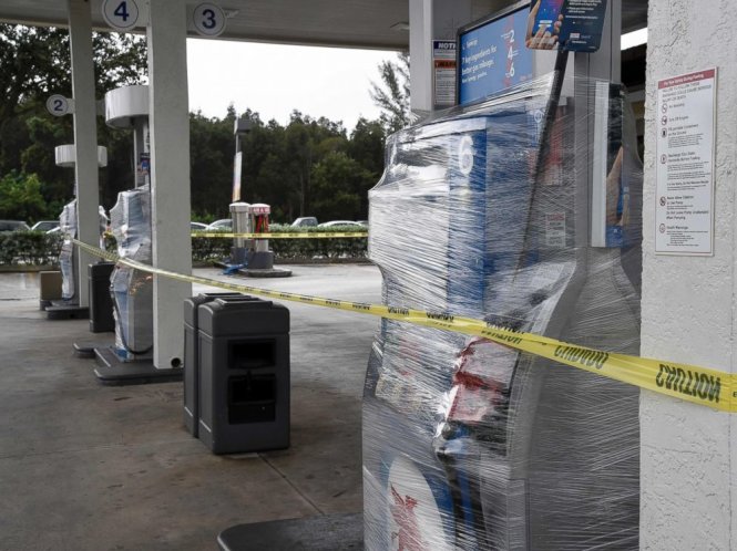 Một trạm bơm xăng được bao bọc cẩn thận như nhiều trạm khác để phòng bị rò rỉ trong cơn bão - Ảnh: AFP