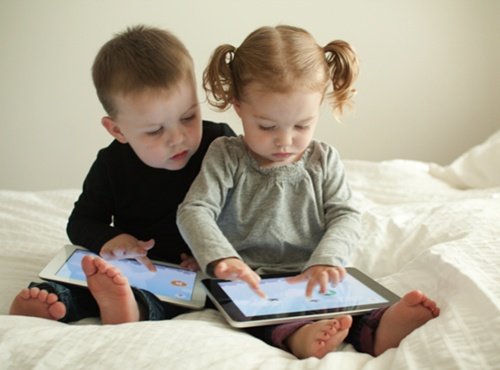 Các thiết bị điện tử có thể ảnh hưởng đến sức khỏe trẻ nhỏ - Tuổi Trẻ Online