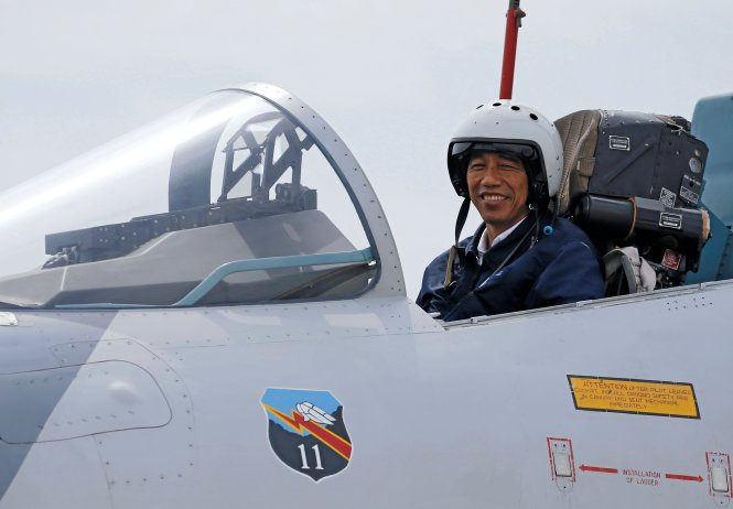 Tổng thống Indonesia Joko Widodo ngồi vào buồng lái tiêm kích Su-30 khi đến giám sát cuộc tập trận của không quân Indonesia ngày 6-10 - Ảnh: Reuters