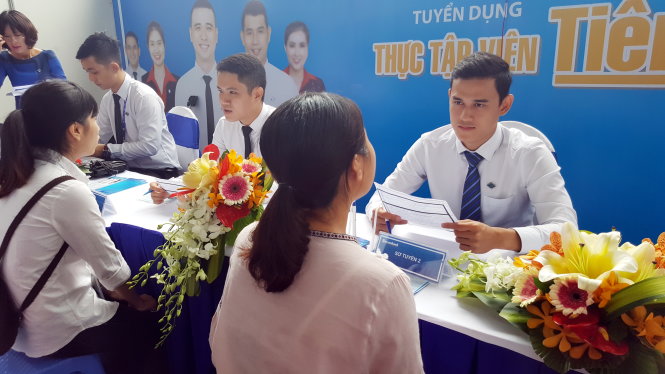 Các doanh nghiệp phỏng vấn trực tiếp sinh viên tại ngày hội tuyển dụng - Ảnh: PHƯƠNG LINH