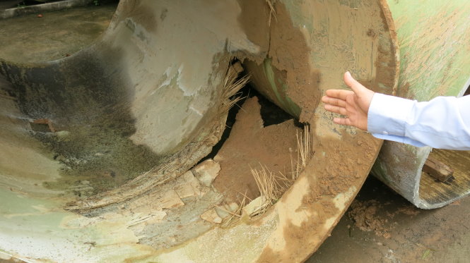 Đường ống cũ của giai đoạn 1 nước sạch sông Đà làm bằng cốt sợi thủy tinh đến nay đã vỡ và xảy ra các sự cố gây mất nước đến 20 lần - Ảnh: Lâm Hoài