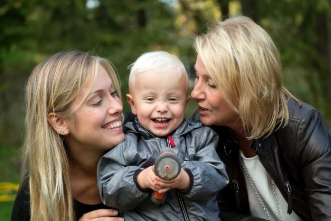 Anh Daniel Chrysong (chồng chị Eriksson) đã ngất xỉu vì sung sướng khi con trai Albin ra đời - Ảnh: AP