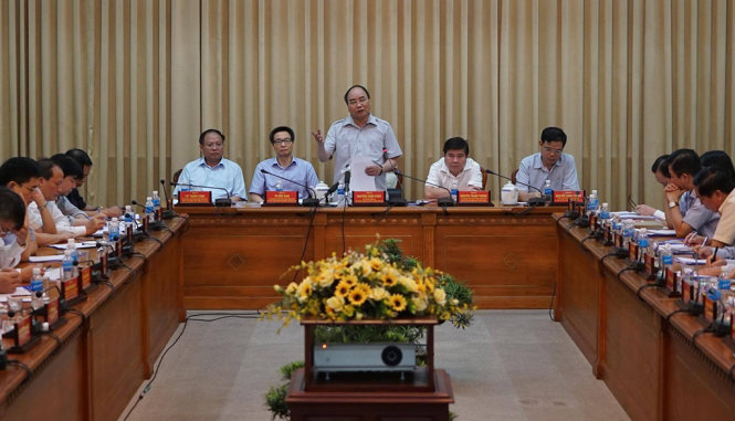 Thủ tướng Nguyễn Xuân Phúc phát biểu chị đạo tại buổi làm việc ở UBND TP.HCM - Ảnh: THUẬN THẮNG
