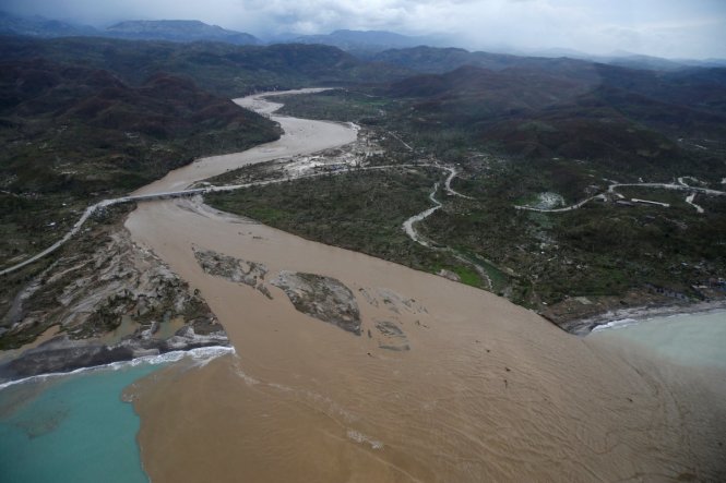 Nước sông dâng cao tràn bờ tại Jérémie làm dấy lên nỗi lo về dịch tả sẽ bùng phát và lan rộng - Ảnh: Reuters