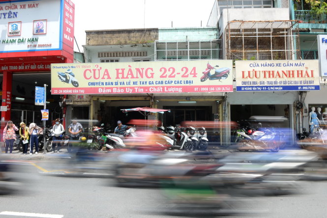 Một đoạn phố buôn bán xe cũ trên đường Hoàng Văn Thụ - Ảnh: H.KHOA