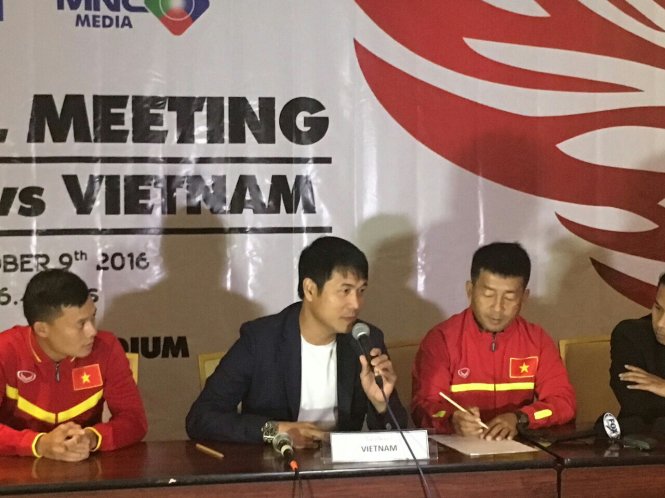HLV Nguyễn Hữu Thắng trong buổi họp báo trước trận. Ảnh: Danh Minh