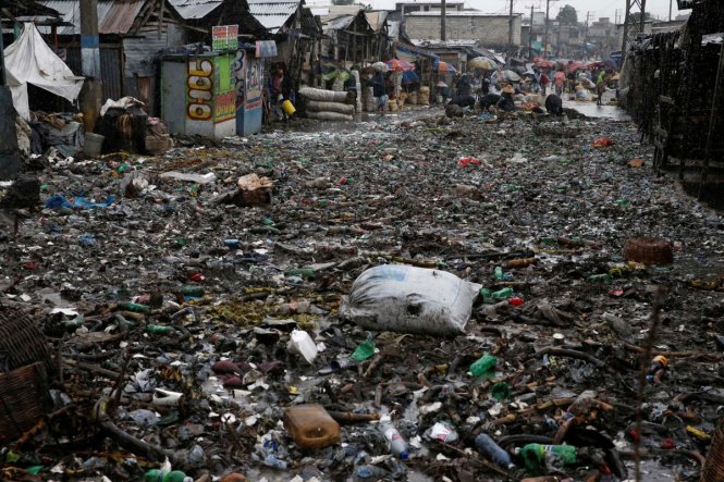 Tại Port-au-Prince, con phố đã biến thành một bãi rác - Ảnh: Reuters