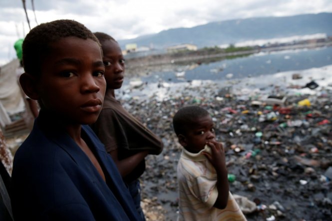 Trong bão việc chăm sóc, trông nom đám trẻ là một trong những nỗi lo lớn nhất của người dân Haiti - Ảnh: Reuters