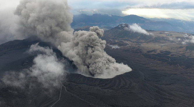 Núi lửa Aso phun cột tro khói cao 11km sáng 8-10 - Ảnh: KYODO