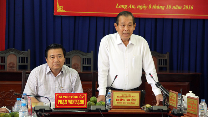 Phó Thủ tướng Trương Hòa Bình tiếp xúc với đại diện cử tri Long An. Ảnh: SƠN LÂM