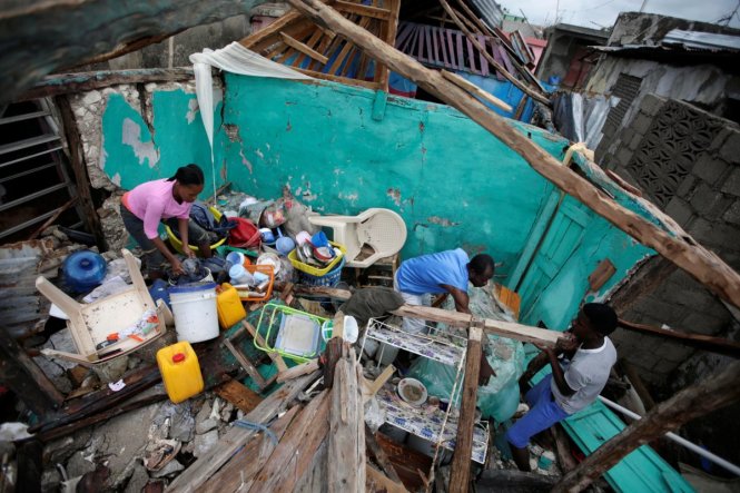 Sau bão những người dân lại cố gắng lần tìm những gì còn có giá trị và phục vụ đời sống giữa đống đổ nát - Ảnh: Reuters