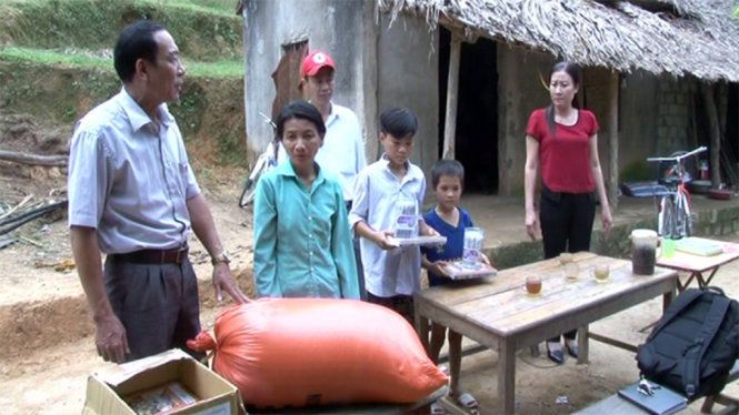 UBND huyện Như Thanh (Thanh Hóa) hỗ trợ gạo, đồ dùng học tập cho em Quách Văn Trúc - Ảnh do UBND huyện Như Thanh cung cấp