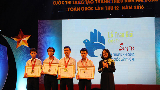 Bà Đặng Thị Ngọc Thịnh, phó chủ tịch nước CHXHCN Việt Nam trao giải đặc biệt cho nhóm các em học sinh với mô hình sản phẩm “Chế tạo hệ thống nhật động pin năng lượng mặt trời theo hệ tọa độ xích đạo thiên cầu” - Ảnh - HÀ THANH