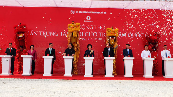 Sáng 8-10, thành phố Hà Nội và Công ty cổ phần Trung tâm Hội chợ Triển lãm VN-thành viên của Tập đoàn Vingroup đã động thổ dự án Trung tâm Hội trợ Triển lãm quốc gia với quy mô lớn nhất châu Á tại huyện Đông Anh (Hà Nội).